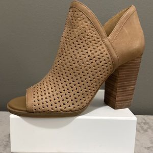 *Lucky Brand Larise Brown Leather Cutout
Block Heel Ankle Booties 6.5